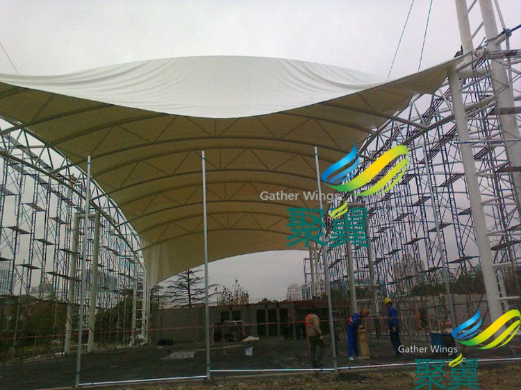 五角場對面網球場膜結構遮陽篷施工案例